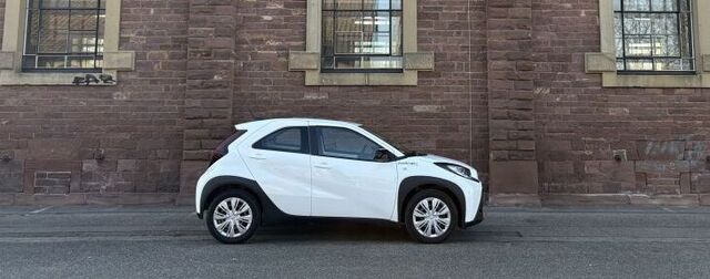 Weißes Automodell Toyota Aygo X seitenansicht