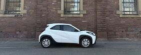 Weißes Automodell Toyota Aygo X seitenansicht
