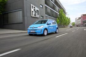 blauer stadtflitzer auf Pforzheimer Straße