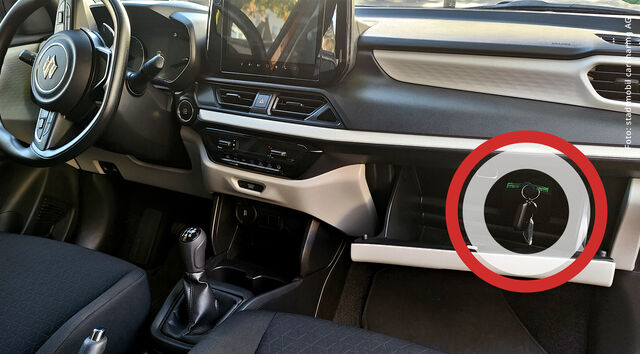 Chip mit Fahrzeugschlüssel und Tankkarten im Schlüsselhalter im Handschuhfach.