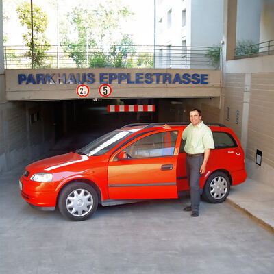 2006 - Vorstand Ulrich Stähle vor einem Opel Astra