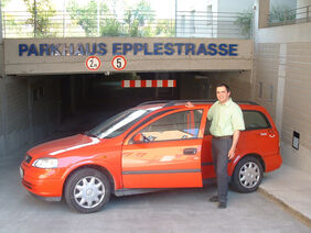 2006 - Ulrich Stähle steht an der offenen Fahrertüre eines Opel Astra Kombi