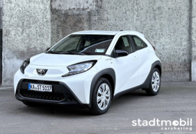 Weißes Automodell Toyota Aygo X