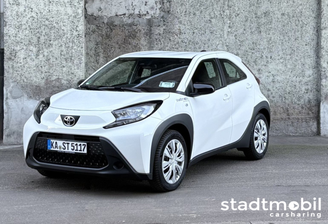Weißes Automodell Toyota Aygo X