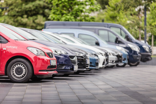 eine Reihe aus verschiedenen Fahrzeugtypen